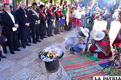 Sahumerios, alcohol y coca fueron parte del ritual ancestral de las autoridades originarias