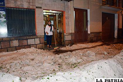 Ciudadanos de Sucre sorprendidos observan lo que dejó la granizada de ayer en la noche /APG