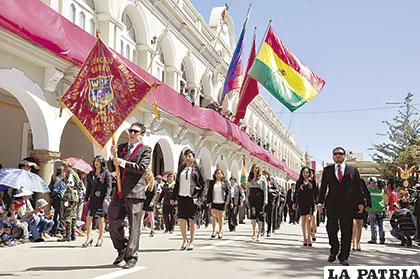 Presentes los trabajadores del Concejo Municipal de Oruro en los 236 años de la gesta libertaria