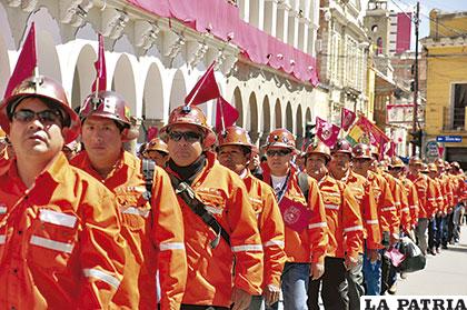 Trabajadores de la Empresa Minera Huanuni fueron parte del desfile cívico militar