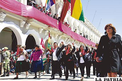 Los diputados y senadores  rindieron su homenaje a Oruro