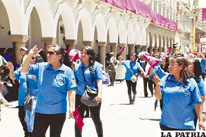 La Asociación de Sordos de Oruro realizó un saludo a la bandera en su lenguaje de señas