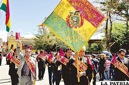 Los representantes de las juntas vecinales de Oruro, hacen su paso por el centro histórico de Oruro