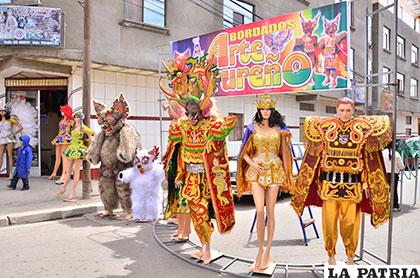 Trajes elaborados en la calle La Paz adornan el Carnaval de Oruro