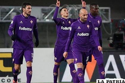 Valero anotó el primero de Fiorentina, celebra con sus compañeros