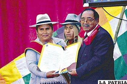 Revollo recientemente condecorado por el Concejo Municipal de Oruro