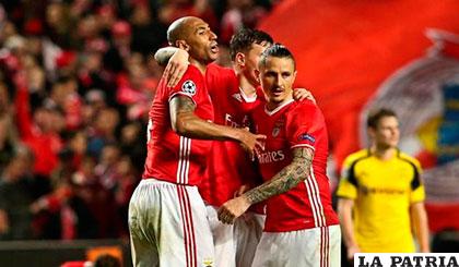 Celebran los del Benfica por su victoria ante el Borussia Dortmund /galiciae.com