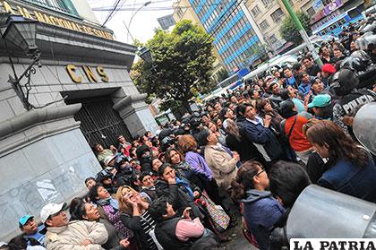 Trabajadores cercaron las oficinas de la CNS /APG