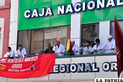 Médicos y jubilados tomaron la CNS y dieron sus discursos desde el balcón de esa entidad