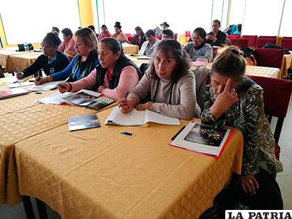 Mujeres representantes de diversas instituciones realizaron propuestas específicas