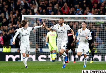 Benzema fue autor del primer gol de Real Madrid, celebra con Modric /AS.COM