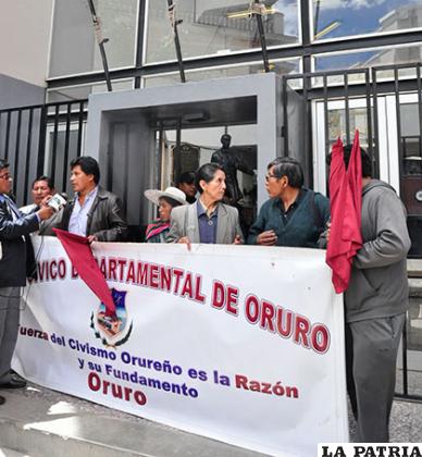 Con banderas rojo carmesí en mano, los miembros del Comité Cívico realizaron la toma simbólica del TDJ