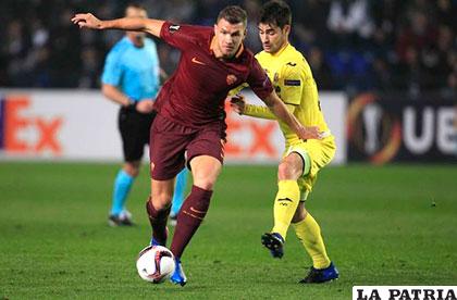 Edin Dzeko anotó tres goles para la Roma que venció a Villarreal 4-0