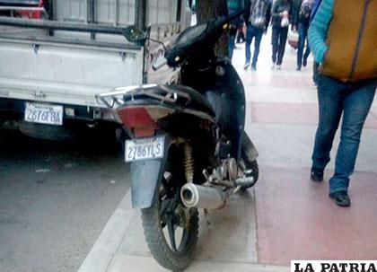 La motocicleta del otro infractor también obstruyendo a los peatones