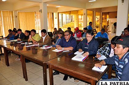 Ampliado nacional de trabajadores universitarios del sistema público determinaron apoyar movilizaciones de la COB