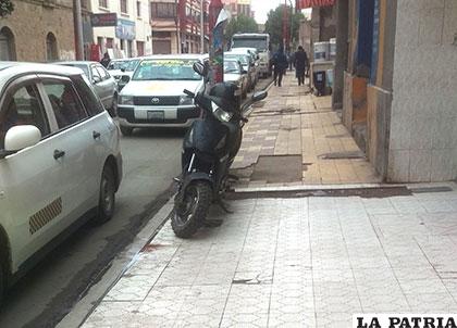 La motocicleta parqueada sobre la vereda en la Velasco Galvarro