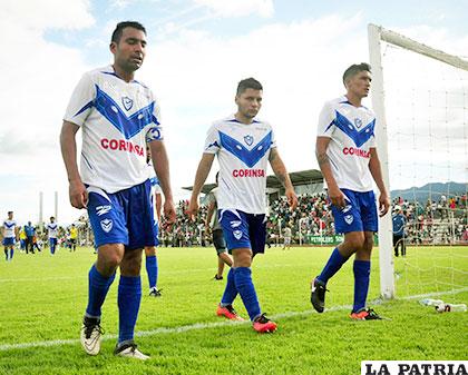 Molestos por el resultado en contra, los integrantes del equipo orureño abandonan el campo de juego en Yacuiba /APG