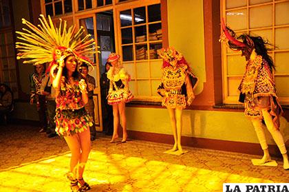 Exposición muestra el colorido del Carnaval de Oruro