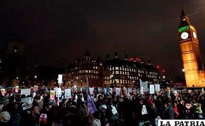 En Londres ciudadanos con pancartas rechazan la visita de Donald Trump a esta ciudad