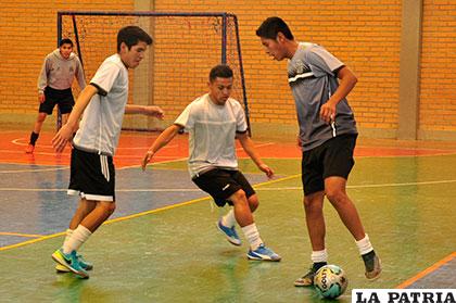 Joel Mamani domina el balón durante el entrenamiento de Morales Moralitos