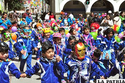 Los niños bailaron con alegría por las calles de Oruro