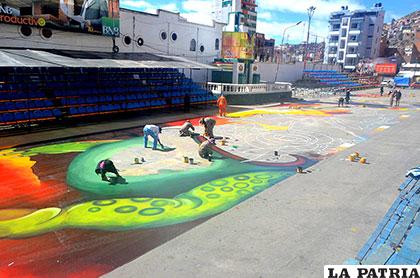 Artistas plásticos en pleno trabajo en la Avenida Cívica