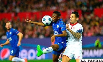 El partido tuvo varias emociones, Ahmed Musa y Vitolo disputan el balón