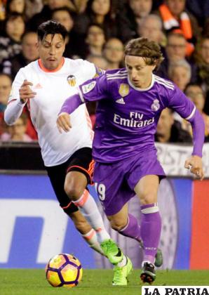 Pérez y Modric disputan el balón