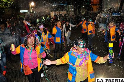 Comadres festejan antes del Carnaval de Oruro
