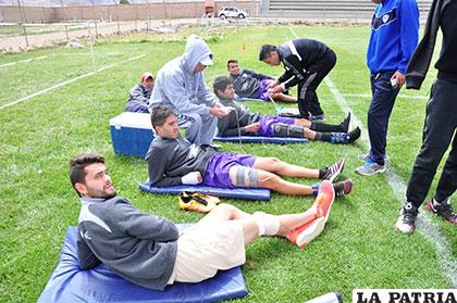 El médico Jiménez atiende a los jugadores lesionados