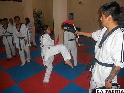 Taekwondistas cinturones negros se alistan para el selectivo en Santa Cruz
