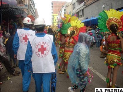 Voluntarios de la Cruz Roja apoyan al carnaval por algo más de 34 años /cruzrojaboliviana.org