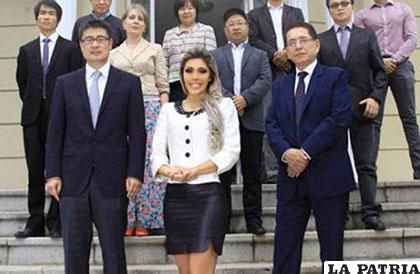 Gabriela Zapata (centro) junto a ejecutivos de la empresa china CAMC /tierraplus.com.bo