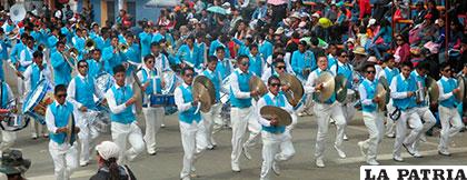 Los músicos en su demostración de gala y colorido en el Carnaval de Oruro