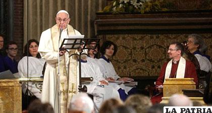El Papa Francisco se dirige a la feligresía en la iglesia All Saints
