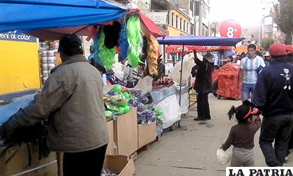 Calles aledañas a la ruta del Carnaval estuvieron abarrotadas de comerciantes