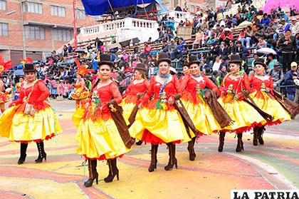 El elegante paso de la Morenada Central fundada por la comunidad Cocani