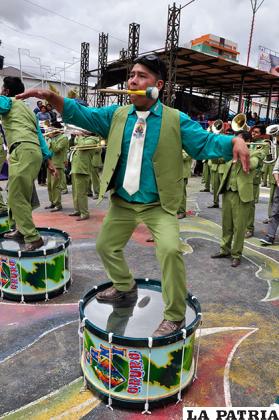 No podía faltar la coreografía de las bandas de música, un plus del Carnaval