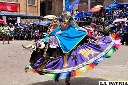 El sol contrastó con los colores llamativos de los trajes de los Wacatokoris