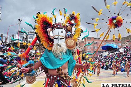 Extravagantes atuendos caracterizaron a los tobas Uru Uru