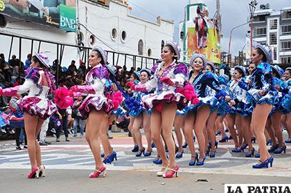 La gracia y buena actitud de las mujeres, infaltables en el Carnaval de Oruro