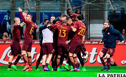 Festejan los de la Roma el triunfo de visita al Inter