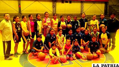 Integrantes de la escuela de básquetbol 