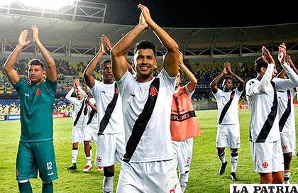 El saludo de los de Vasco da Gama a su hinchada al final del partido / conmebol.com
