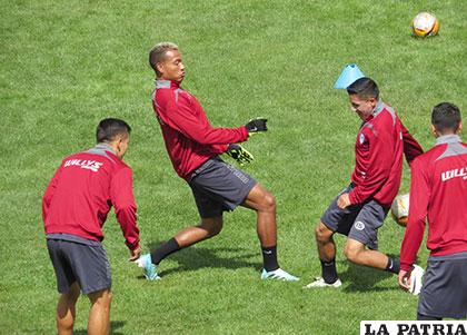 Reinoso junto a Juárez, ambos serán titulares este viernes