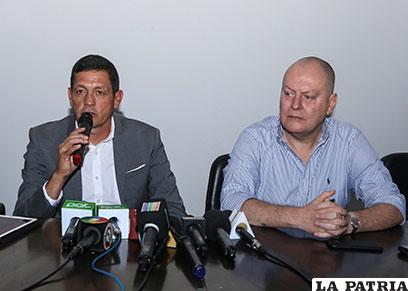 Mauricio Soria junto al titular del fútbol boliviano, Carlos Ribera /APG