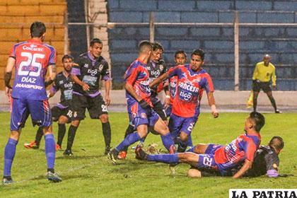 La acción del partido que finalizó empatado 4-4 entre Real Potosí y Universitario /marka-registrada