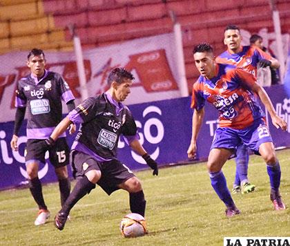 Carlos Balcera, de Real Potosí, con el dominio del balón