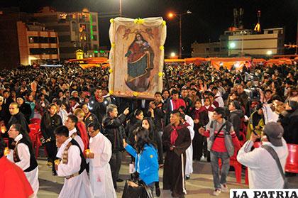 Feligreses manifiestan su devoción en el aniversario de la virgen de la Candelaria