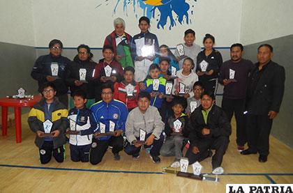 Deportistas orureños que practican el squash y serán parte del torneo nacional